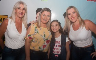 
<a style='margin-left: 5px;' class='btn btn-xs btn-social btn-facebook' href='https://www.facebook.com/sharer/sharer.php?u=https://www.galeramix.com.br/imagem/a67/800-800-90/conteudo/site_galerias/67/annita-petry-galera-mix-76.jpg' rel='popup' data-width='500' data-height='400'><i class='fa fa-facebook'></i>Compartilhar <span class='hidden-xs'>no Facebook</span>
</a> 
<a class='btn btn-default btn-xs' target='_blank' href='imagem/a67/800-800-90/conteudo/site_galerias/67/annita-petry-galera-mix-76.jpg'>
<span class='glyphicon glyphicon-cloud-download'></span> Salvar
</a>
