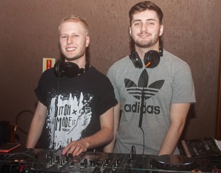 
<a style='margin-left: 5px;' class='btn btn-xs btn-social btn-facebook' href='https://www.facebook.com/sharer/sharer.php?u=https://www.galeramix.com.br/imagem/a67/800-800-90/conteudo/site_galerias/67/annita-petry-galera-mix-81.jpg' rel='popup' data-width='500' data-height='400'><i class='fa fa-facebook'></i>Compartilhar <span class='hidden-xs'>no Facebook</span>
</a> 
<a class='btn btn-default btn-xs' target='_blank' href='imagem/a67/800-800-90/conteudo/site_galerias/67/annita-petry-galera-mix-81.jpg'>
<span class='glyphicon glyphicon-cloud-download'></span> Salvar
</a>
