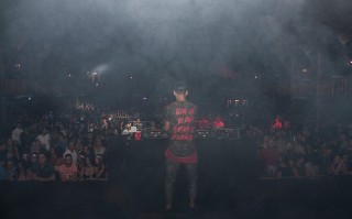 
<a style='margin-left: 5px;' class='btn btn-xs btn-social btn-facebook' href='https://www.facebook.com/sharer/sharer.php?u=https://www.galeramix.com.br/imagem/a67/800-800-90/conteudo/site_galerias/67/annita-petry-galera-mix-86.jpg' rel='popup' data-width='500' data-height='400'><i class='fa fa-facebook'></i>Compartilhar <span class='hidden-xs'>no Facebook</span>
</a> 
<a class='btn btn-default btn-xs' target='_blank' href='imagem/a67/800-800-90/conteudo/site_galerias/67/annita-petry-galera-mix-86.jpg'>
<span class='glyphicon glyphicon-cloud-download'></span> Salvar
</a>
