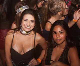 
<a style='margin-left: 5px;' class='btn btn-xs btn-social btn-facebook' href='https://www.facebook.com/sharer/sharer.php?u=https://www.galeramix.com.br/imagem/a67/800-800-90/conteudo/site_galerias/67/annita-petry-galera-mix-87.jpg' rel='popup' data-width='500' data-height='400'><i class='fa fa-facebook'></i>Compartilhar <span class='hidden-xs'>no Facebook</span>
</a> 
<a class='btn btn-default btn-xs' target='_blank' href='imagem/a67/800-800-90/conteudo/site_galerias/67/annita-petry-galera-mix-87.jpg'>
<span class='glyphicon glyphicon-cloud-download'></span> Salvar
</a>
