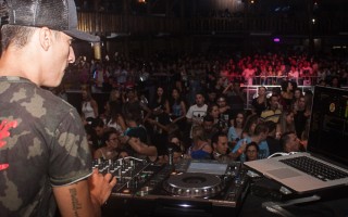 
<a style='margin-left: 5px;' class='btn btn-xs btn-social btn-facebook' href='https://www.facebook.com/sharer/sharer.php?u=https://www.galeramix.com.br/imagem/a67/800-800-90/conteudo/site_galerias/67/annita-petry-galera-mix-88.jpg' rel='popup' data-width='500' data-height='400'><i class='fa fa-facebook'></i>Compartilhar <span class='hidden-xs'>no Facebook</span>
</a> 
<a class='btn btn-default btn-xs' target='_blank' href='imagem/a67/800-800-90/conteudo/site_galerias/67/annita-petry-galera-mix-88.jpg'>
<span class='glyphicon glyphicon-cloud-download'></span> Salvar
</a>
