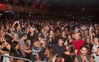 
<a style='margin-left: 5px;' class='btn btn-xs btn-social btn-facebook' href='https://www.facebook.com/sharer/sharer.php?u=https://www.galeramix.com.br/imagem/a67/800-800-90/conteudo/site_galerias/67/annita-petry-galera-mix-90.jpg' rel='popup' data-width='500' data-height='400'><i class='fa fa-facebook'></i>Compartilhar <span class='hidden-xs'>no Facebook</span>
</a> 
<a class='btn btn-default btn-xs' target='_blank' href='imagem/a67/800-800-90/conteudo/site_galerias/67/annita-petry-galera-mix-90.jpg'>
<span class='glyphicon glyphicon-cloud-download'></span> Salvar
</a>
