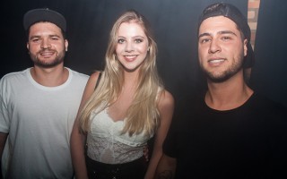 
<a style='margin-left: 5px;' class='btn btn-xs btn-social btn-facebook' href='https://www.facebook.com/sharer/sharer.php?u=https://www.galeramix.com.br/imagem/a67/800-800-90/conteudo/site_galerias/67/annita-petry-galera-mix-93.jpg' rel='popup' data-width='500' data-height='400'><i class='fa fa-facebook'></i>Compartilhar <span class='hidden-xs'>no Facebook</span>
</a> 
<a class='btn btn-default btn-xs' target='_blank' href='imagem/a67/800-800-90/conteudo/site_galerias/67/annita-petry-galera-mix-93.jpg'>
<span class='glyphicon glyphicon-cloud-download'></span> Salvar
</a>
