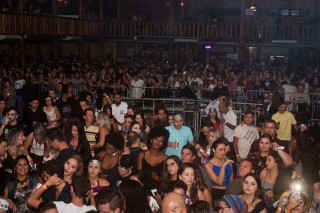 
<a style='margin-left: 5px;' class='btn btn-xs btn-social btn-facebook' href='https://www.facebook.com/sharer/sharer.php?u=https://www.galeramix.com.br/imagem/a67/800-800-90/conteudo/site_galerias/67/annita-petry-galera-mix-96.jpg' rel='popup' data-width='500' data-height='400'><i class='fa fa-facebook'></i>Compartilhar <span class='hidden-xs'>no Facebook</span>
</a> 
<a class='btn btn-default btn-xs' target='_blank' href='imagem/a67/800-800-90/conteudo/site_galerias/67/annita-petry-galera-mix-96.jpg'>
<span class='glyphicon glyphicon-cloud-download'></span> Salvar
</a>
