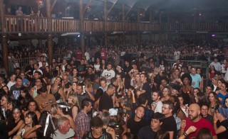 
<a style='margin-left: 5px;' class='btn btn-xs btn-social btn-facebook' href='https://www.facebook.com/sharer/sharer.php?u=https://www.galeramix.com.br/imagem/a67/800-800-90/conteudo/site_galerias/67/annita-petry-galera-mix-97.jpg' rel='popup' data-width='500' data-height='400'><i class='fa fa-facebook'></i>Compartilhar <span class='hidden-xs'>no Facebook</span>
</a> 
<a class='btn btn-default btn-xs' target='_blank' href='imagem/a67/800-800-90/conteudo/site_galerias/67/annita-petry-galera-mix-97.jpg'>
<span class='glyphicon glyphicon-cloud-download'></span> Salvar
</a>
