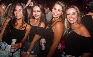 
<a style='margin-left: 5px;' class='btn btn-xs btn-social btn-facebook' href='https://www.facebook.com/sharer/sharer.php?u=https://www.galeramix.com.br/imagem/a67/800-800-90/conteudo/site_galerias/67/annita-petry-galera-mix-99.jpg' rel='popup' data-width='500' data-height='400'><i class='fa fa-facebook'></i>Compartilhar <span class='hidden-xs'>no Facebook</span>
</a> 
<a class='btn btn-default btn-xs' target='_blank' href='imagem/a67/800-800-90/conteudo/site_galerias/67/annita-petry-galera-mix-99.jpg'>
<span class='glyphicon glyphicon-cloud-download'></span> Salvar
</a>
