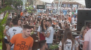 
<a style='margin-left: 5px;' class='btn btn-xs btn-social btn-facebook' href='https://www.facebook.com/sharer/sharer.php?u=https://www.galeramix.com.br/imagem/a68/800-800-90/conteudo/site_galerias/68/10-costelaco-do-jr-seco-127.jpg' rel='popup' data-width='500' data-height='400'><i class='fa fa-facebook'></i>Compartilhar <span class='hidden-xs'>no Facebook</span>
</a> 
<a class='btn btn-default btn-xs' target='_blank' href='imagem/a68/800-800-90/conteudo/site_galerias/68/10-costelaco-do-jr-seco-127.jpg'>
<span class='glyphicon glyphicon-cloud-download'></span> Salvar
</a>
