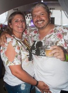 
<a style='margin-left: 5px;' class='btn btn-xs btn-social btn-facebook' href='https://www.facebook.com/sharer/sharer.php?u=https://www.galeramix.com.br/imagem/a68/800-800-90/conteudo/site_galerias/68/10-costelaco-do-jr-seco-169.jpg' rel='popup' data-width='500' data-height='400'><i class='fa fa-facebook'></i>Compartilhar <span class='hidden-xs'>no Facebook</span>
</a> 
<a class='btn btn-default btn-xs' target='_blank' href='imagem/a68/800-800-90/conteudo/site_galerias/68/10-costelaco-do-jr-seco-169.jpg'>
<span class='glyphicon glyphicon-cloud-download'></span> Salvar
</a>
