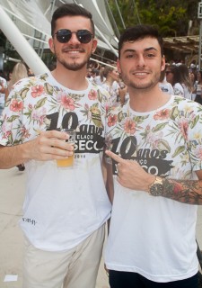 
<a style='margin-left: 5px;' class='btn btn-xs btn-social btn-facebook' href='https://www.facebook.com/sharer/sharer.php?u=https://www.galeramix.com.br/imagem/a68/800-800-90/conteudo/site_galerias/68/10-costelaco-do-jr-seco-182.jpg' rel='popup' data-width='500' data-height='400'><i class='fa fa-facebook'></i>Compartilhar <span class='hidden-xs'>no Facebook</span>
</a> 
<a class='btn btn-default btn-xs' target='_blank' href='imagem/a68/800-800-90/conteudo/site_galerias/68/10-costelaco-do-jr-seco-182.jpg'>
<span class='glyphicon glyphicon-cloud-download'></span> Salvar
</a>
