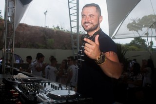 
<a style='margin-left: 5px;' class='btn btn-xs btn-social btn-facebook' href='https://www.facebook.com/sharer/sharer.php?u=https://www.galeramix.com.br/imagem/a68/800-800-90/conteudo/site_galerias/68/10-costelaco-do-jr-seco-192.jpg' rel='popup' data-width='500' data-height='400'><i class='fa fa-facebook'></i>Compartilhar <span class='hidden-xs'>no Facebook</span>
</a> 
<a class='btn btn-default btn-xs' target='_blank' href='imagem/a68/800-800-90/conteudo/site_galerias/68/10-costelaco-do-jr-seco-192.jpg'>
<span class='glyphicon glyphicon-cloud-download'></span> Salvar
</a>
