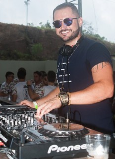 
<a style='margin-left: 5px;' class='btn btn-xs btn-social btn-facebook' href='https://www.facebook.com/sharer/sharer.php?u=https://www.galeramix.com.br/imagem/a68/800-800-90/conteudo/site_galerias/68/10-costelaco-do-jr-seco-193.jpg' rel='popup' data-width='500' data-height='400'><i class='fa fa-facebook'></i>Compartilhar <span class='hidden-xs'>no Facebook</span>
</a> 
<a class='btn btn-default btn-xs' target='_blank' href='imagem/a68/800-800-90/conteudo/site_galerias/68/10-costelaco-do-jr-seco-193.jpg'>
<span class='glyphicon glyphicon-cloud-download'></span> Salvar
</a>
