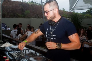 
<a style='margin-left: 5px;' class='btn btn-xs btn-social btn-facebook' href='https://www.facebook.com/sharer/sharer.php?u=https://www.galeramix.com.br/imagem/a68/800-800-90/conteudo/site_galerias/68/10-costelaco-do-jr-seco-194.jpg' rel='popup' data-width='500' data-height='400'><i class='fa fa-facebook'></i>Compartilhar <span class='hidden-xs'>no Facebook</span>
</a> 
<a class='btn btn-default btn-xs' target='_blank' href='imagem/a68/800-800-90/conteudo/site_galerias/68/10-costelaco-do-jr-seco-194.jpg'>
<span class='glyphicon glyphicon-cloud-download'></span> Salvar
</a>
