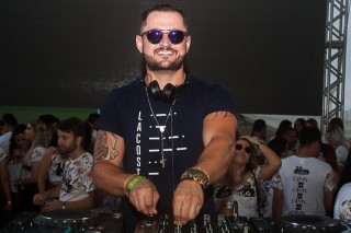 
<a style='margin-left: 5px;' class='btn btn-xs btn-social btn-facebook' href='https://www.facebook.com/sharer/sharer.php?u=https://www.galeramix.com.br/imagem/a68/800-800-90/conteudo/site_galerias/68/10-costelaco-do-jr-seco-195.jpg' rel='popup' data-width='500' data-height='400'><i class='fa fa-facebook'></i>Compartilhar <span class='hidden-xs'>no Facebook</span>
</a> 
<a class='btn btn-default btn-xs' target='_blank' href='imagem/a68/800-800-90/conteudo/site_galerias/68/10-costelaco-do-jr-seco-195.jpg'>
<span class='glyphicon glyphicon-cloud-download'></span> Salvar
</a>
