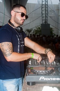 
<a style='margin-left: 5px;' class='btn btn-xs btn-social btn-facebook' href='https://www.facebook.com/sharer/sharer.php?u=https://www.galeramix.com.br/imagem/a68/800-800-90/conteudo/site_galerias/68/10-costelaco-do-jr-seco-197.jpg' rel='popup' data-width='500' data-height='400'><i class='fa fa-facebook'></i>Compartilhar <span class='hidden-xs'>no Facebook</span>
</a> 
<a class='btn btn-default btn-xs' target='_blank' href='imagem/a68/800-800-90/conteudo/site_galerias/68/10-costelaco-do-jr-seco-197.jpg'>
<span class='glyphicon glyphicon-cloud-download'></span> Salvar
</a>
