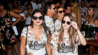 
<a style='margin-left: 5px;' class='btn btn-xs btn-social btn-facebook' href='https://www.facebook.com/sharer/sharer.php?u=https://www.galeramix.com.br/imagem/a68/800-800-90/conteudo/site_galerias/68/10-costelaco-do-jr-seco-201.jpg' rel='popup' data-width='500' data-height='400'><i class='fa fa-facebook'></i>Compartilhar <span class='hidden-xs'>no Facebook</span>
</a> 
<a class='btn btn-default btn-xs' target='_blank' href='imagem/a68/800-800-90/conteudo/site_galerias/68/10-costelaco-do-jr-seco-201.jpg'>
<span class='glyphicon glyphicon-cloud-download'></span> Salvar
</a>
