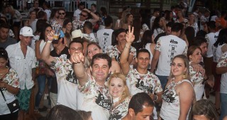 
<a style='margin-left: 5px;' class='btn btn-xs btn-social btn-facebook' href='https://www.facebook.com/sharer/sharer.php?u=https://www.galeramix.com.br/imagem/a68/800-800-90/conteudo/site_galerias/68/10-costelaco-do-jr-seco-202.jpg' rel='popup' data-width='500' data-height='400'><i class='fa fa-facebook'></i>Compartilhar <span class='hidden-xs'>no Facebook</span>
</a> 
<a class='btn btn-default btn-xs' target='_blank' href='imagem/a68/800-800-90/conteudo/site_galerias/68/10-costelaco-do-jr-seco-202.jpg'>
<span class='glyphicon glyphicon-cloud-download'></span> Salvar
</a>
