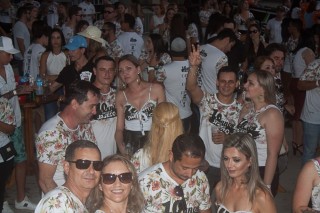 
<a style='margin-left: 5px;' class='btn btn-xs btn-social btn-facebook' href='https://www.facebook.com/sharer/sharer.php?u=https://www.galeramix.com.br/imagem/a68/800-800-90/conteudo/site_galerias/68/10-costelaco-do-jr-seco-203.jpg' rel='popup' data-width='500' data-height='400'><i class='fa fa-facebook'></i>Compartilhar <span class='hidden-xs'>no Facebook</span>
</a> 
<a class='btn btn-default btn-xs' target='_blank' href='imagem/a68/800-800-90/conteudo/site_galerias/68/10-costelaco-do-jr-seco-203.jpg'>
<span class='glyphicon glyphicon-cloud-download'></span> Salvar
</a>
