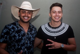 
<a style='margin-left: 5px;' class='btn btn-xs btn-social btn-facebook' href='https://www.facebook.com/sharer/sharer.php?u=https://www.galeramix.com.br/imagem/a68/800-800-90/conteudo/site_galerias/68/10-costelaco-do-jr-seco-208.jpg' rel='popup' data-width='500' data-height='400'><i class='fa fa-facebook'></i>Compartilhar <span class='hidden-xs'>no Facebook</span>
</a> 
<a class='btn btn-default btn-xs' target='_blank' href='imagem/a68/800-800-90/conteudo/site_galerias/68/10-costelaco-do-jr-seco-208.jpg'>
<span class='glyphicon glyphicon-cloud-download'></span> Salvar
</a>
