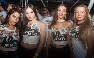 
<a style='margin-left: 5px;' class='btn btn-xs btn-social btn-facebook' href='https://www.facebook.com/sharer/sharer.php?u=https://www.galeramix.com.br/imagem/a68/800-800-90/conteudo/site_galerias/68/10-costelaco-do-jr-seco-215.jpg' rel='popup' data-width='500' data-height='400'><i class='fa fa-facebook'></i>Compartilhar <span class='hidden-xs'>no Facebook</span>
</a> 
<a class='btn btn-default btn-xs' target='_blank' href='imagem/a68/800-800-90/conteudo/site_galerias/68/10-costelaco-do-jr-seco-215.jpg'>
<span class='glyphicon glyphicon-cloud-download'></span> Salvar
</a>
