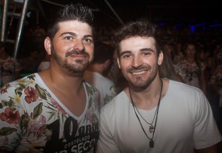 
<a style='margin-left: 5px;' class='btn btn-xs btn-social btn-facebook' href='https://www.facebook.com/sharer/sharer.php?u=https://www.galeramix.com.br/imagem/a68/800-800-90/conteudo/site_galerias/68/10-costelaco-do-jr-seco-228.jpg' rel='popup' data-width='500' data-height='400'><i class='fa fa-facebook'></i>Compartilhar <span class='hidden-xs'>no Facebook</span>
</a> 
<a class='btn btn-default btn-xs' target='_blank' href='imagem/a68/800-800-90/conteudo/site_galerias/68/10-costelaco-do-jr-seco-228.jpg'>
<span class='glyphicon glyphicon-cloud-download'></span> Salvar
</a>
