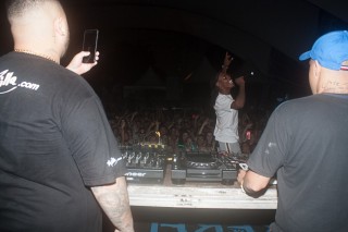 
<a style='margin-left: 5px;' class='btn btn-xs btn-social btn-facebook' href='https://www.facebook.com/sharer/sharer.php?u=https://www.galeramix.com.br/imagem/a68/800-800-90/conteudo/site_galerias/68/10-costelaco-do-jr-seco-245.jpg' rel='popup' data-width='500' data-height='400'><i class='fa fa-facebook'></i>Compartilhar <span class='hidden-xs'>no Facebook</span>
</a> 
<a class='btn btn-default btn-xs' target='_blank' href='imagem/a68/800-800-90/conteudo/site_galerias/68/10-costelaco-do-jr-seco-245.jpg'>
<span class='glyphicon glyphicon-cloud-download'></span> Salvar
</a>
