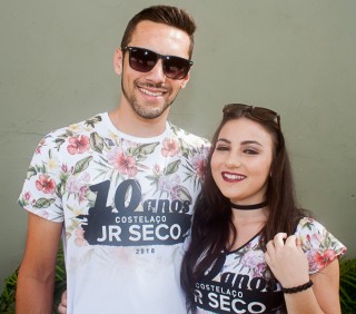 
<a style='margin-left: 5px;' class='btn btn-xs btn-social btn-facebook' href='https://www.facebook.com/sharer/sharer.php?u=https://www.galeramix.com.br/imagem/a68/800-800-90/conteudo/site_galerias/68/10-costelaco-do-jr-seco-40.jpg' rel='popup' data-width='500' data-height='400'><i class='fa fa-facebook'></i>Compartilhar <span class='hidden-xs'>no Facebook</span>
</a> 
<a class='btn btn-default btn-xs' target='_blank' href='imagem/a68/800-800-90/conteudo/site_galerias/68/10-costelaco-do-jr-seco-40.jpg'>
<span class='glyphicon glyphicon-cloud-download'></span> Salvar
</a>
