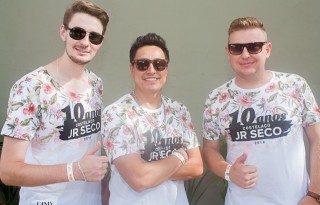 
<a style='margin-left: 5px;' class='btn btn-xs btn-social btn-facebook' href='https://www.facebook.com/sharer/sharer.php?u=https://www.galeramix.com.br/imagem/a68/800-800-90/conteudo/site_galerias/68/10-costelaco-do-jr-seco-45.jpg' rel='popup' data-width='500' data-height='400'><i class='fa fa-facebook'></i>Compartilhar <span class='hidden-xs'>no Facebook</span>
</a> 
<a class='btn btn-default btn-xs' target='_blank' href='imagem/a68/800-800-90/conteudo/site_galerias/68/10-costelaco-do-jr-seco-45.jpg'>
<span class='glyphicon glyphicon-cloud-download'></span> Salvar
</a>
