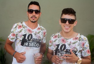 
<a style='margin-left: 5px;' class='btn btn-xs btn-social btn-facebook' href='https://www.facebook.com/sharer/sharer.php?u=https://www.galeramix.com.br/imagem/a68/800-800-90/conteudo/site_galerias/68/10-costelaco-do-jr-seco-78.jpg' rel='popup' data-width='500' data-height='400'><i class='fa fa-facebook'></i>Compartilhar <span class='hidden-xs'>no Facebook</span>
</a> 
<a class='btn btn-default btn-xs' target='_blank' href='imagem/a68/800-800-90/conteudo/site_galerias/68/10-costelaco-do-jr-seco-78.jpg'>
<span class='glyphicon glyphicon-cloud-download'></span> Salvar
</a>
