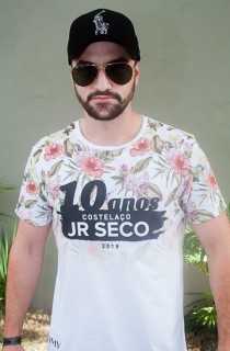 
<a style='margin-left: 5px;' class='btn btn-xs btn-social btn-facebook' href='https://www.facebook.com/sharer/sharer.php?u=https://www.galeramix.com.br/imagem/a68/800-800-90/conteudo/site_galerias/68/10-costelaco-do-jr-seco-95.jpg' rel='popup' data-width='500' data-height='400'><i class='fa fa-facebook'></i>Compartilhar <span class='hidden-xs'>no Facebook</span>
</a> 
<a class='btn btn-default btn-xs' target='_blank' href='imagem/a68/800-800-90/conteudo/site_galerias/68/10-costelaco-do-jr-seco-95.jpg'>
<span class='glyphicon glyphicon-cloud-download'></span> Salvar
</a>
