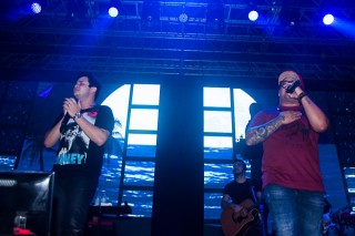 
                                    <a style='margin-left: 5px;' class='btn btn-xs btn-social btn-facebook' href='https://www.facebook.com/sharer/sharer.php?u=https://www.galeramix.com.br/imagem/a69/800-800-90/conteudo/site_galerias/69/111matheus-e-kauan-no-petry-galera-mix-86.jpg' rel='popup' data-width='500' data-height='400'><i class='fa fa-facebook'></i>Compartilhar <span class='hidden-xs'>no Facebook</span>
                                </a> 
                                <a class='btn btn-default btn-xs' target='_blank' href='imagem/a69/800-800-90/conteudo/site_galerias/69/111matheus-e-kauan-no-petry-galera-mix-86.jpg'>
                                    <span class='glyphicon glyphicon-cloud-download'></span> Salvar
                                </a>
                                