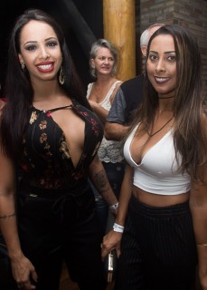 
<a style='margin-left: 5px;' class='btn btn-xs btn-social btn-facebook' href='https://www.facebook.com/sharer/sharer.php?u=https://www.galeramix.com.br/imagem/a69/800-800-90/conteudo/site_galerias/69/matheus-e-kauan-no-petry-galera-mix-24.jpg' rel='popup' data-width='500' data-height='400'><i class='fa fa-facebook'></i>Compartilhar <span class='hidden-xs'>no Facebook</span>
</a> 
<a class='btn btn-default btn-xs' target='_blank' href='imagem/a69/800-800-90/conteudo/site_galerias/69/matheus-e-kauan-no-petry-galera-mix-24.jpg'>
<span class='glyphicon glyphicon-cloud-download'></span> Salvar
</a>
