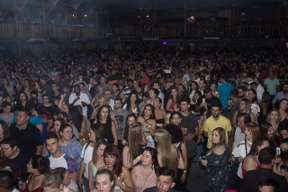 
<a style='margin-left: 5px;' class='btn btn-xs btn-social btn-facebook' href='https://www.facebook.com/sharer/sharer.php?u=https://www.galeramix.com.br/imagem/a69/800-800-90/conteudo/site_galerias/69/matheus-e-kauan-no-petry-galera-mix-46.jpg' rel='popup' data-width='500' data-height='400'><i class='fa fa-facebook'></i>Compartilhar <span class='hidden-xs'>no Facebook</span>
</a> 
<a class='btn btn-default btn-xs' target='_blank' href='imagem/a69/800-800-90/conteudo/site_galerias/69/matheus-e-kauan-no-petry-galera-mix-46.jpg'>
<span class='glyphicon glyphicon-cloud-download'></span> Salvar
</a>
