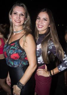 
<a style='margin-left: 5px;' class='btn btn-xs btn-social btn-facebook' href='https://www.facebook.com/sharer/sharer.php?u=https://www.galeramix.com.br/imagem/a69/800-800-90/conteudo/site_galerias/69/matheus-e-kauan-no-petry-galera-mix-66.jpg' rel='popup' data-width='500' data-height='400'><i class='fa fa-facebook'></i>Compartilhar <span class='hidden-xs'>no Facebook</span>
</a> 
<a class='btn btn-default btn-xs' target='_blank' href='imagem/a69/800-800-90/conteudo/site_galerias/69/matheus-e-kauan-no-petry-galera-mix-66.jpg'>
<span class='glyphicon glyphicon-cloud-download'></span> Salvar
</a>
