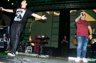 
<a style='margin-left: 5px;' class='btn btn-xs btn-social btn-facebook' href='https://www.facebook.com/sharer/sharer.php?u=https://www.galeramix.com.br/imagem/a69/800-800-90/conteudo/site_galerias/69/matheus-e-kauan-no-petry-galera-mix-77.jpg' rel='popup' data-width='500' data-height='400'><i class='fa fa-facebook'></i>Compartilhar <span class='hidden-xs'>no Facebook</span>
</a> 
<a class='btn btn-default btn-xs' target='_blank' href='imagem/a69/800-800-90/conteudo/site_galerias/69/matheus-e-kauan-no-petry-galera-mix-77.jpg'>
<span class='glyphicon glyphicon-cloud-download'></span> Salvar
</a>
