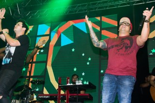 
<a style='margin-left: 5px;' class='btn btn-xs btn-social btn-facebook' href='https://www.facebook.com/sharer/sharer.php?u=https://www.galeramix.com.br/imagem/a69/800-800-90/conteudo/site_galerias/69/matheus-e-kauan-no-petry-galera-mix-79.jpg' rel='popup' data-width='500' data-height='400'><i class='fa fa-facebook'></i>Compartilhar <span class='hidden-xs'>no Facebook</span>
</a> 
<a class='btn btn-default btn-xs' target='_blank' href='imagem/a69/800-800-90/conteudo/site_galerias/69/matheus-e-kauan-no-petry-galera-mix-79.jpg'>
<span class='glyphicon glyphicon-cloud-download'></span> Salvar
</a>
