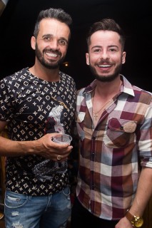 
<a style='margin-left: 5px;' class='btn btn-xs btn-social btn-facebook' href='https://www.facebook.com/sharer/sharer.php?u=https://www.galeramix.com.br/imagem/a69/800-800-90/conteudo/site_galerias/69/matheus-e-kauan-no-petry-galera-mix-9.jpg' rel='popup' data-width='500' data-height='400'><i class='fa fa-facebook'></i>Compartilhar <span class='hidden-xs'>no Facebook</span>
</a> 
<a class='btn btn-default btn-xs' target='_blank' href='imagem/a69/800-800-90/conteudo/site_galerias/69/matheus-e-kauan-no-petry-galera-mix-9.jpg'>
<span class='glyphicon glyphicon-cloud-download'></span> Salvar
</a>
