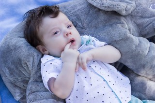 
            <a style='margin-left: 5px;' class='btn btn-xs btn-social btn-facebook' href='https://www.facebook.com/sharer/sharer.php?u=https://www.galeramix.com.br/imagem/a7/800-800-90/conteudo/site_galerias/7/benjamin-2-meses-18.jpg' rel='popup' data-width='500' data-height='400'><i class='fa fa-facebook'></i>Compartilhar <span class='hidden-xs'>no Facebook</span>
        </a> 
        <a class='btn btn-default btn-xs' target='_blank' href='imagem/a7/800-800-90/conteudo/site_galerias/7/benjamin-2-meses-18.jpg'>
            <span class='glyphicon glyphicon-cloud-download'></span> Salvar
        </a>
        