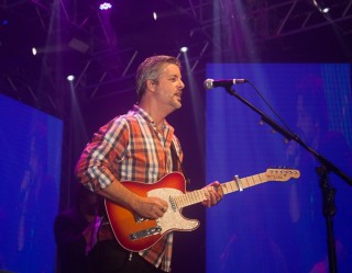 
                                    <a style='margin-left: 5px;' class='btn btn-xs btn-social btn-facebook' href='https://www.facebook.com/sharer/sharer.php?u=https://www.galeramix.com.br/imagem/a71/800-800-90/conteudo/site_galerias/71/0001-galera-mix-petry-victor-e-leo-cezar-menotti-e-fabiano-82.jpg' rel='popup' data-width='500' data-height='400'><i class='fa fa-facebook'></i>Compartilhar <span class='hidden-xs'>no Facebook</span>
                                </a> 
                                <a class='btn btn-default btn-xs' target='_blank' href='imagem/a71/800-800-90/conteudo/site_galerias/71/0001-galera-mix-petry-victor-e-leo-cezar-menotti-e-fabiano-82.jpg'>
                                    <span class='glyphicon glyphicon-cloud-download'></span> Salvar
                                </a>
                                