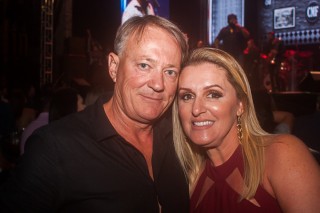 
                            <a style='margin-left: 5px;' class='btn btn-xs btn-social btn-facebook' href='https://www.facebook.com/sharer/sharer.php?u=https://www.galeramix.com.br/imagem/a71/800-800-90/conteudo/site_galerias/71/galera-mix-petry-victor-e-leo-cezar-menotti-e-fabiano-10.jpg' rel='popup' data-width='500' data-height='400'><i class='fa fa-facebook'></i>Compartilhar <span class='hidden-xs'>no Facebook</span>
                        </a> 
                        <a class='btn btn-default btn-xs' target='_blank' href='imagem/a71/800-800-90/conteudo/site_galerias/71/galera-mix-petry-victor-e-leo-cezar-menotti-e-fabiano-10.jpg'>
                            <span class='glyphicon glyphicon-cloud-download'></span> Salvar
                        </a>
                        