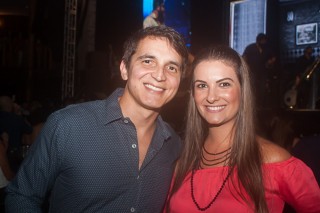 
                        <a style='margin-left: 5px;' class='btn btn-xs btn-social btn-facebook' href='https://www.facebook.com/sharer/sharer.php?u=https://www.galeramix.com.br/imagem/a71/800-800-90/conteudo/site_galerias/71/galera-mix-petry-victor-e-leo-cezar-menotti-e-fabiano-11.jpg' rel='popup' data-width='500' data-height='400'><i class='fa fa-facebook'></i>Compartilhar <span class='hidden-xs'>no Facebook</span>
                    </a> 
                    <a class='btn btn-default btn-xs' target='_blank' href='imagem/a71/800-800-90/conteudo/site_galerias/71/galera-mix-petry-victor-e-leo-cezar-menotti-e-fabiano-11.jpg'>
                        <span class='glyphicon glyphicon-cloud-download'></span> Salvar
                    </a>
                    