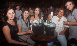 
                    <a style='margin-left: 5px;' class='btn btn-xs btn-social btn-facebook' href='https://www.facebook.com/sharer/sharer.php?u=https://www.galeramix.com.br/imagem/a71/800-800-90/conteudo/site_galerias/71/galera-mix-petry-victor-e-leo-cezar-menotti-e-fabiano-12.jpg' rel='popup' data-width='500' data-height='400'><i class='fa fa-facebook'></i>Compartilhar <span class='hidden-xs'>no Facebook</span>
                </a> 
                <a class='btn btn-default btn-xs' target='_blank' href='imagem/a71/800-800-90/conteudo/site_galerias/71/galera-mix-petry-victor-e-leo-cezar-menotti-e-fabiano-12.jpg'>
                    <span class='glyphicon glyphicon-cloud-download'></span> Salvar
                </a>
                