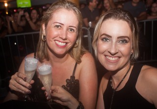 
                <a style='margin-left: 5px;' class='btn btn-xs btn-social btn-facebook' href='https://www.facebook.com/sharer/sharer.php?u=https://www.galeramix.com.br/imagem/a71/800-800-90/conteudo/site_galerias/71/galera-mix-petry-victor-e-leo-cezar-menotti-e-fabiano-13.jpg' rel='popup' data-width='500' data-height='400'><i class='fa fa-facebook'></i>Compartilhar <span class='hidden-xs'>no Facebook</span>
            </a> 
            <a class='btn btn-default btn-xs' target='_blank' href='imagem/a71/800-800-90/conteudo/site_galerias/71/galera-mix-petry-victor-e-leo-cezar-menotti-e-fabiano-13.jpg'>
                <span class='glyphicon glyphicon-cloud-download'></span> Salvar
            </a>
            