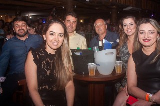 
            <a style='margin-left: 5px;' class='btn btn-xs btn-social btn-facebook' href='https://www.facebook.com/sharer/sharer.php?u=https://www.galeramix.com.br/imagem/a71/800-800-90/conteudo/site_galerias/71/galera-mix-petry-victor-e-leo-cezar-menotti-e-fabiano-14.jpg' rel='popup' data-width='500' data-height='400'><i class='fa fa-facebook'></i>Compartilhar <span class='hidden-xs'>no Facebook</span>
        </a> 
        <a class='btn btn-default btn-xs' target='_blank' href='imagem/a71/800-800-90/conteudo/site_galerias/71/galera-mix-petry-victor-e-leo-cezar-menotti-e-fabiano-14.jpg'>
            <span class='glyphicon glyphicon-cloud-download'></span> Salvar
        </a>
        