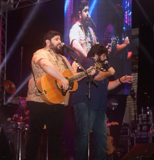 
<a style='margin-left: 5px;' class='btn btn-xs btn-social btn-facebook' href='https://www.facebook.com/sharer/sharer.php?u=https://www.galeramix.com.br/imagem/a71/800-800-90/conteudo/site_galerias/71/galera-mix-petry-victor-e-leo-cezar-menotti-e-fabiano-19.jpg' rel='popup' data-width='500' data-height='400'><i class='fa fa-facebook'></i>Compartilhar <span class='hidden-xs'>no Facebook</span>
</a> 
<a class='btn btn-default btn-xs' target='_blank' href='imagem/a71/800-800-90/conteudo/site_galerias/71/galera-mix-petry-victor-e-leo-cezar-menotti-e-fabiano-19.jpg'>
<span class='glyphicon glyphicon-cloud-download'></span> Salvar
</a>
