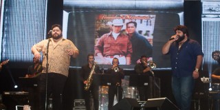 
<a style='margin-left: 5px;' class='btn btn-xs btn-social btn-facebook' href='https://www.facebook.com/sharer/sharer.php?u=https://www.galeramix.com.br/imagem/a71/800-800-90/conteudo/site_galerias/71/galera-mix-petry-victor-e-leo-cezar-menotti-e-fabiano-2.jpg' rel='popup' data-width='500' data-height='400'><i class='fa fa-facebook'></i>Compartilhar <span class='hidden-xs'>no Facebook</span>
</a> 
<a class='btn btn-default btn-xs' target='_blank' href='imagem/a71/800-800-90/conteudo/site_galerias/71/galera-mix-petry-victor-e-leo-cezar-menotti-e-fabiano-2.jpg'>
<span class='glyphicon glyphicon-cloud-download'></span> Salvar
</a>
