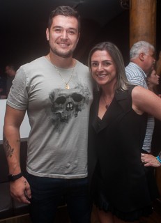 
<a style='margin-left: 5px;' class='btn btn-xs btn-social btn-facebook' href='https://www.facebook.com/sharer/sharer.php?u=https://www.galeramix.com.br/imagem/a71/800-800-90/conteudo/site_galerias/71/galera-mix-petry-victor-e-leo-cezar-menotti-e-fabiano-25.jpg' rel='popup' data-width='500' data-height='400'><i class='fa fa-facebook'></i>Compartilhar <span class='hidden-xs'>no Facebook</span>
</a> 
<a class='btn btn-default btn-xs' target='_blank' href='imagem/a71/800-800-90/conteudo/site_galerias/71/galera-mix-petry-victor-e-leo-cezar-menotti-e-fabiano-25.jpg'>
<span class='glyphicon glyphicon-cloud-download'></span> Salvar
</a>
