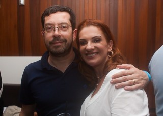 
<a style='margin-left: 5px;' class='btn btn-xs btn-social btn-facebook' href='https://www.facebook.com/sharer/sharer.php?u=https://www.galeramix.com.br/imagem/a71/800-800-90/conteudo/site_galerias/71/galera-mix-petry-victor-e-leo-cezar-menotti-e-fabiano-53.jpg' rel='popup' data-width='500' data-height='400'><i class='fa fa-facebook'></i>Compartilhar <span class='hidden-xs'>no Facebook</span>
</a> 
<a class='btn btn-default btn-xs' target='_blank' href='imagem/a71/800-800-90/conteudo/site_galerias/71/galera-mix-petry-victor-e-leo-cezar-menotti-e-fabiano-53.jpg'>
<span class='glyphicon glyphicon-cloud-download'></span> Salvar
</a>
