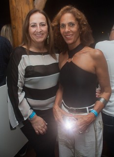 
<a style='margin-left: 5px;' class='btn btn-xs btn-social btn-facebook' href='https://www.facebook.com/sharer/sharer.php?u=https://www.galeramix.com.br/imagem/a71/800-800-90/conteudo/site_galerias/71/galera-mix-petry-victor-e-leo-cezar-menotti-e-fabiano-54.jpg' rel='popup' data-width='500' data-height='400'><i class='fa fa-facebook'></i>Compartilhar <span class='hidden-xs'>no Facebook</span>
</a> 
<a class='btn btn-default btn-xs' target='_blank' href='imagem/a71/800-800-90/conteudo/site_galerias/71/galera-mix-petry-victor-e-leo-cezar-menotti-e-fabiano-54.jpg'>
<span class='glyphicon glyphicon-cloud-download'></span> Salvar
</a>
