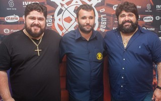 
<a style='margin-left: 5px;' class='btn btn-xs btn-social btn-facebook' href='https://www.facebook.com/sharer/sharer.php?u=https://www.galeramix.com.br/imagem/a71/800-800-90/conteudo/site_galerias/71/galera-mix-petry-victor-e-leo-cezar-menotti-e-fabiano-73.jpg' rel='popup' data-width='500' data-height='400'><i class='fa fa-facebook'></i>Compartilhar <span class='hidden-xs'>no Facebook</span>
</a> 
<a class='btn btn-default btn-xs' target='_blank' href='imagem/a71/800-800-90/conteudo/site_galerias/71/galera-mix-petry-victor-e-leo-cezar-menotti-e-fabiano-73.jpg'>
<span class='glyphicon glyphicon-cloud-download'></span> Salvar
</a>
