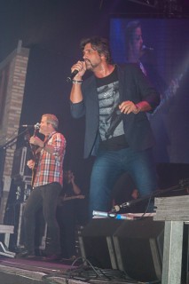 
<a style='margin-left: 5px;' class='btn btn-xs btn-social btn-facebook' href='https://www.facebook.com/sharer/sharer.php?u=https://www.galeramix.com.br/imagem/a71/800-800-90/conteudo/site_galerias/71/galera-mix-petry-victor-e-leo-cezar-menotti-e-fabiano-78.jpg' rel='popup' data-width='500' data-height='400'><i class='fa fa-facebook'></i>Compartilhar <span class='hidden-xs'>no Facebook</span>
</a> 
<a class='btn btn-default btn-xs' target='_blank' href='imagem/a71/800-800-90/conteudo/site_galerias/71/galera-mix-petry-victor-e-leo-cezar-menotti-e-fabiano-78.jpg'>
<span class='glyphicon glyphicon-cloud-download'></span> Salvar
</a>
